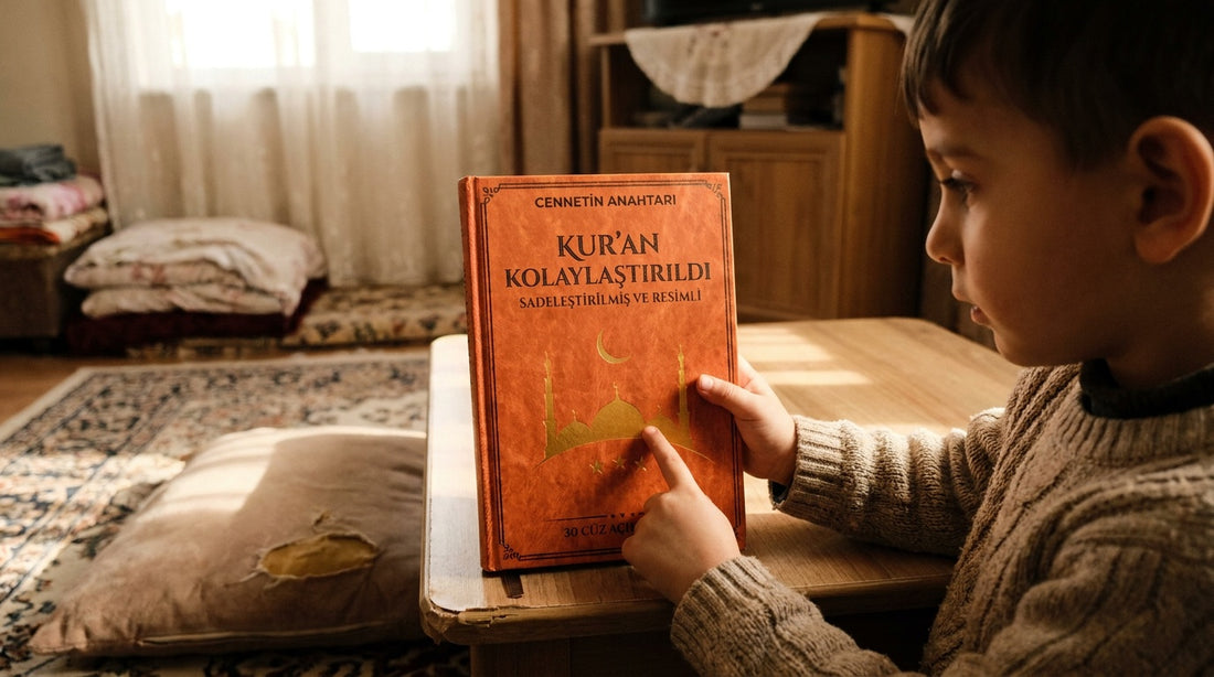 Çocuk evde Kolaylaştırılmış Kur'an kitabının kapağını parmağıyla gösteriyor